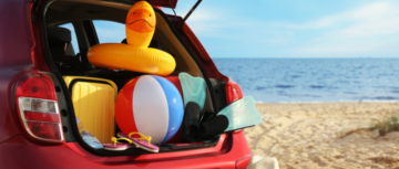 Voiture devant la plage, avec le coffre ouvert